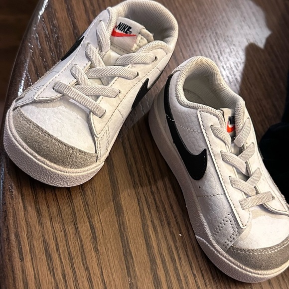 Nike Kids White and Black Sneakers - Picture 10 of 11